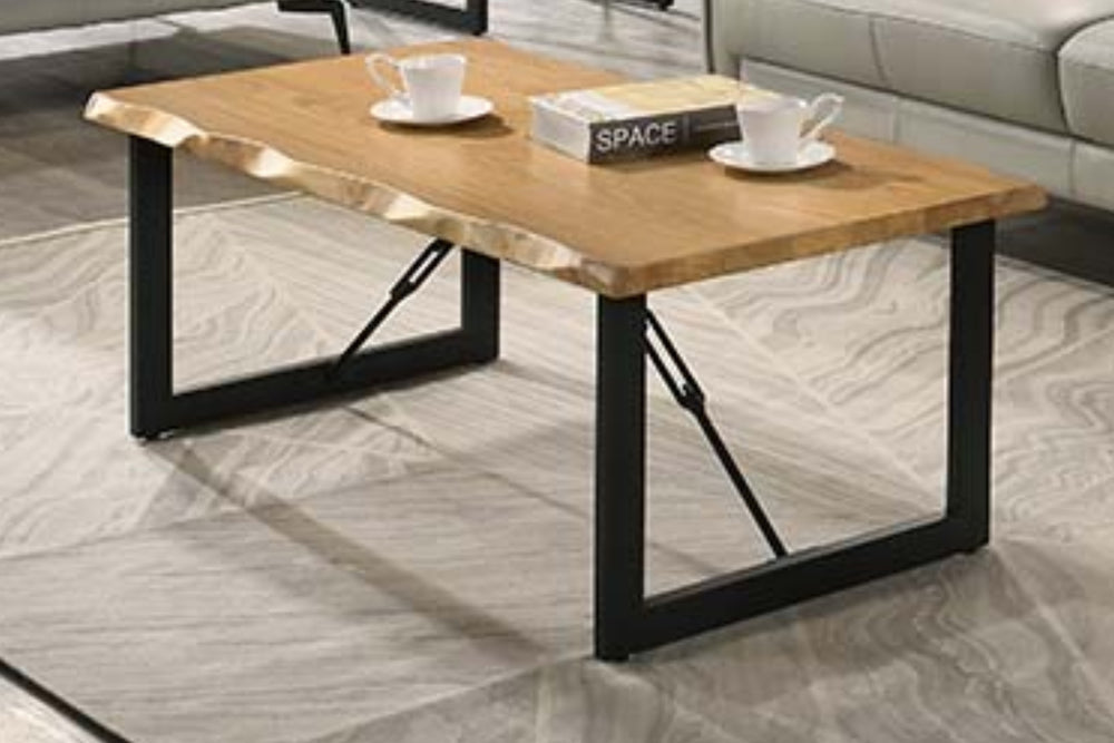 Mesa de madera con patas de metal negro sobre fondo blanco.