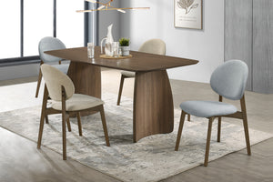 Juego de mesa de comedor con 2 sillas beige y 2 sillas azules en una habitación moderna.
