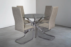 Mesa de comedor con cuatro sillas en un entorno minimalista.