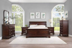 Conjunto de muebles de habitación de madera con cama, chest y gavetero con  espejo en una habitación con grandes ventanales.