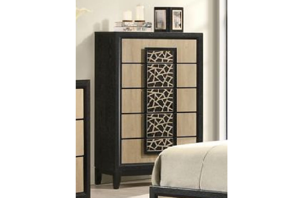 Chest de madera con panel decorativo en un ambiente de habitación.