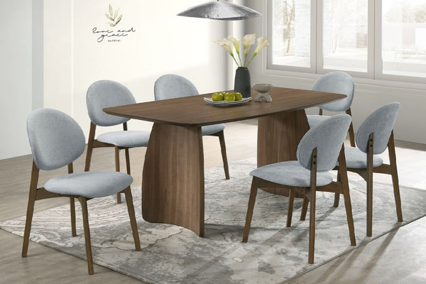 Mesa de comedor con sillas azules en una habitación bien iluminada.