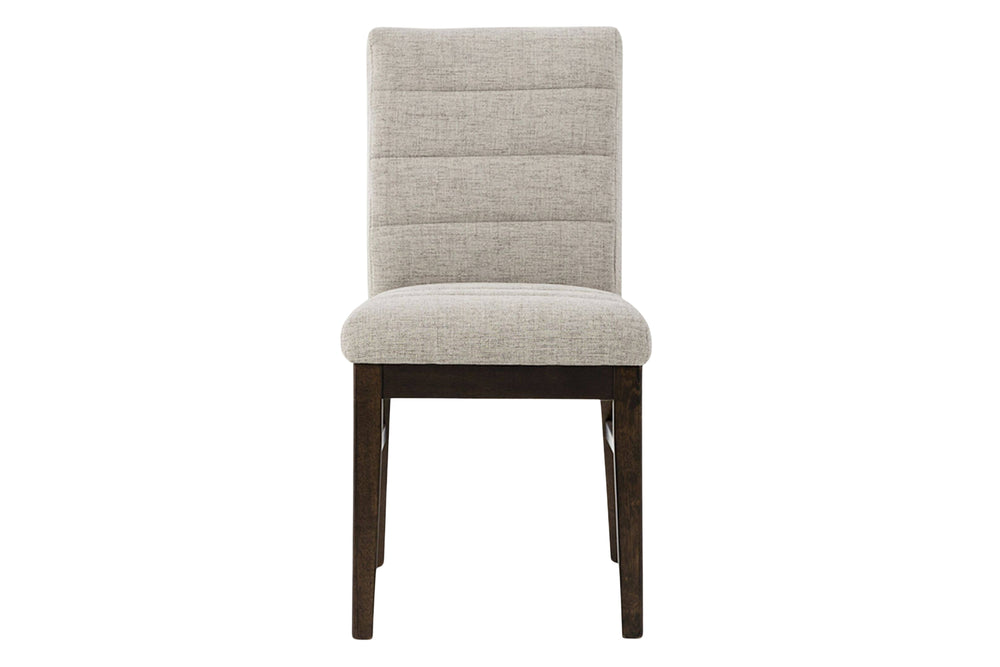 Silla tapizada en marrón con patas de madera oscura sobre fondo blanco.
