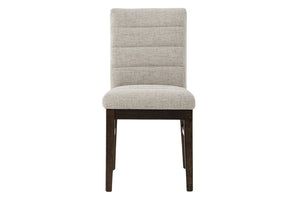 Silla tapizada en marrón con patas de madera oscura sobre fondo blanco.