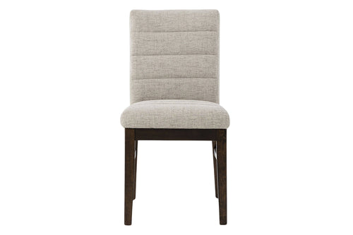 Silla tapizada en marrón con patas de madera oscura sobre fondo blanco.
