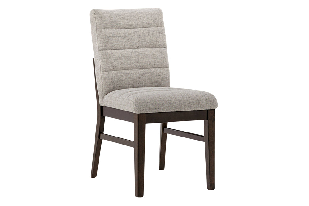 Silla tapizada en marrón con patas de madera oscura sobre fondo blanco.