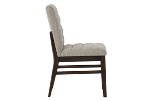 Silla con respaldo y asiento acolchados de color marrón sobre fondo blanco