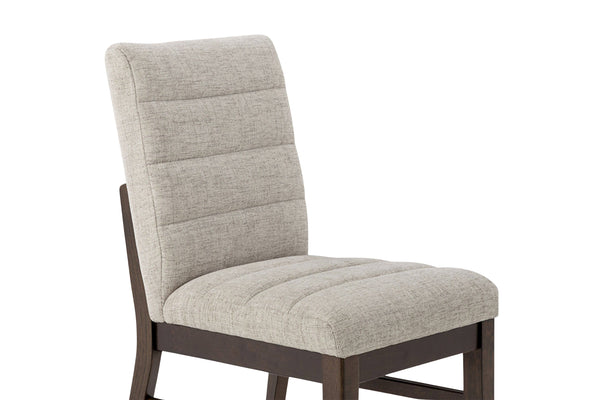 Silla tapizada en marrón con patas de madera oscura sobre fondo blanco.