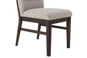 Silla con asiento y respaldo acolchados de color marrón sobre fondo blanco