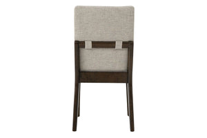 Silla con respaldo acolchado marrón y estructura de madera sobre fondo blanco.