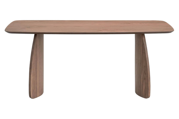 Mesa de madera con tres patas sobre fondo blanco.