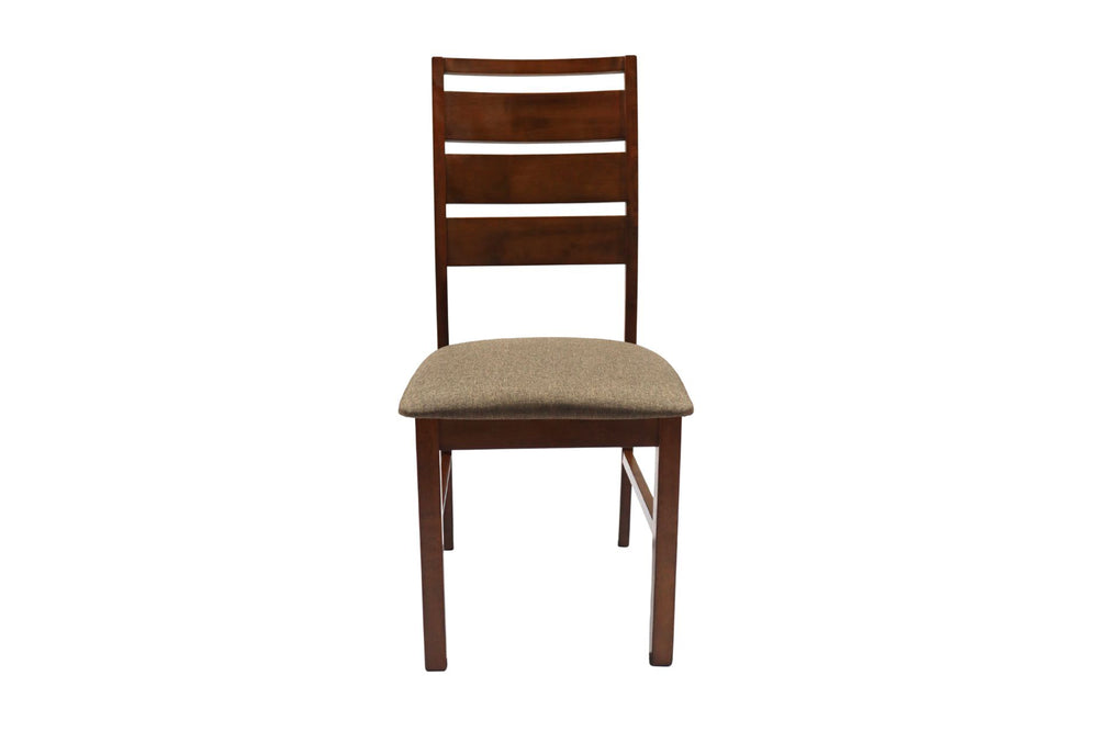 Silla de madera con un cojín crema oscuro sobre fondo blanco.