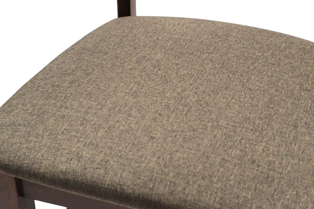 Silla de madera con un cojín crema oscuro sobre fondo blanco.