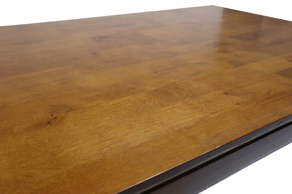 Mesa de comedor de madera sobre fondo blanco.