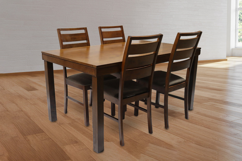 Mesa de Comedor de madera con cuatro sillas color marrón con una ventana en su fondo.
