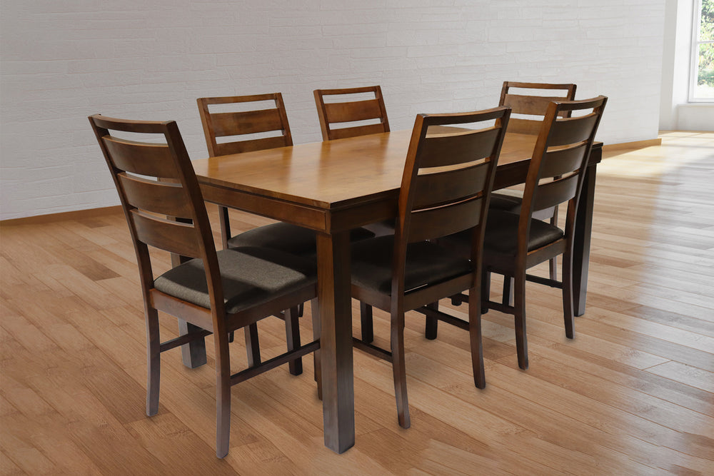 Mesa de comedor de madera con cuatro sillas color marrón con ventana en su fondo.