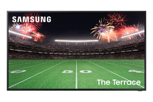 Televisor Samsung que muestra un campo de fútbol con fuegos artificiales y la marca 'The Terrace'.