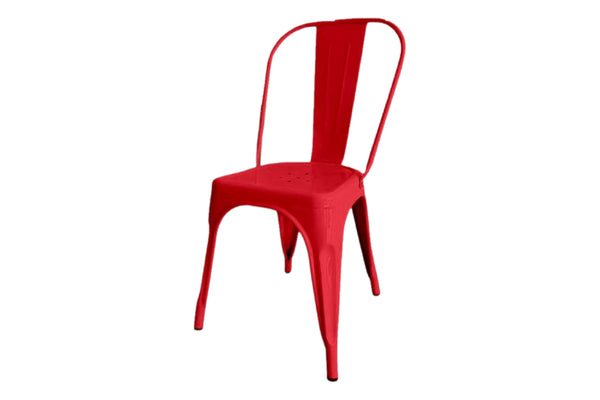 Silla de metal roja sobre fondo blanco.