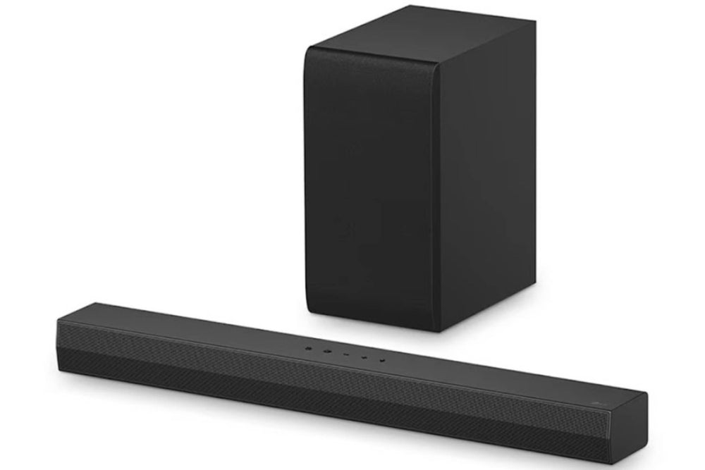 Barra de sonido negra y subwoofer sobre fondo blanco