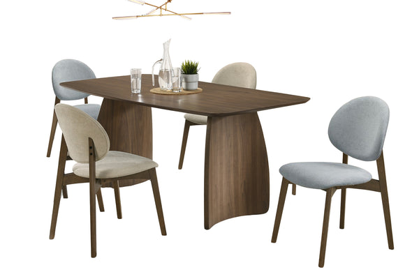 Juego de mesa de comedor con cuatro sillas. 2 Sillas beige y 2 Sillas azulez sobre fondo blanco.