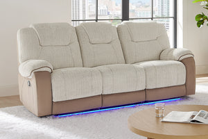 Sofá blanco con iluminación LED en un ambiente de sala.