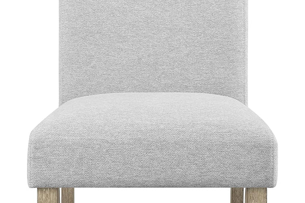 Silla tapizada gris con patas de madera sobre fondo blanco.