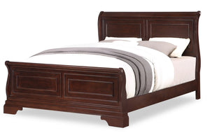 Cama king de madera con ropa de cama blanca sobre fondo blanco.