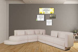 Sala moderna con un sofá seccional beige y arte de pared decorativo.