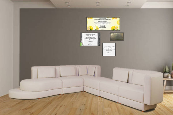 Sala moderna con un sofá seccional beige y arte de pared decorativo.