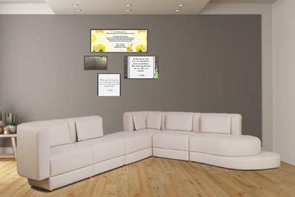Seccional beige en una sala con elementos decorativos en la pared.