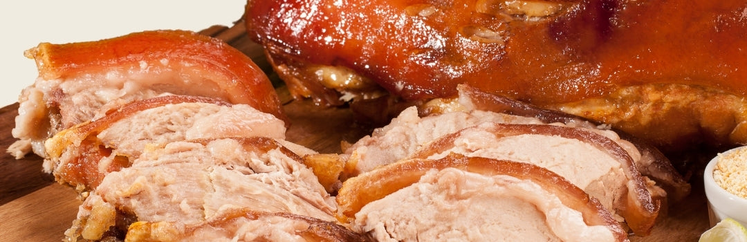 Pernil cocido sobre un fondo crema. 