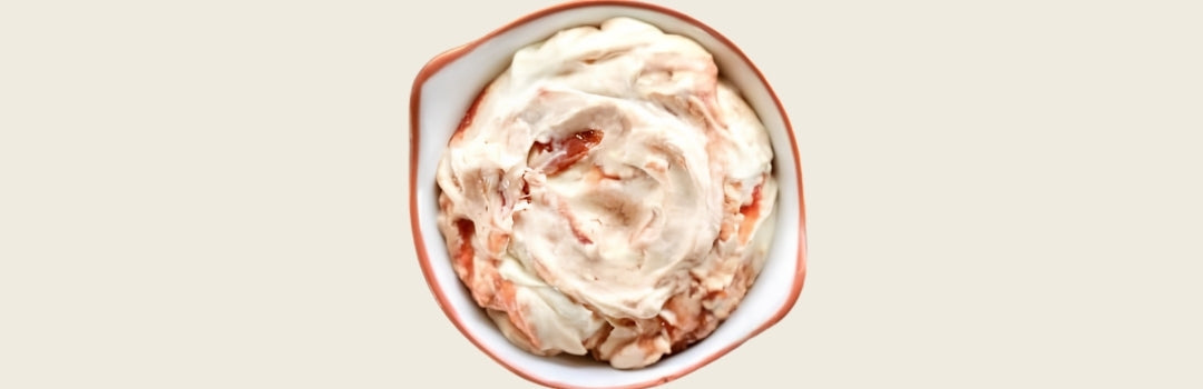 Plato con dip de guayaba y queso crema sobre un fondo blanco.