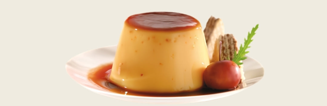 Flan de queso servido en un plato blanco sobre un fondo blanco.