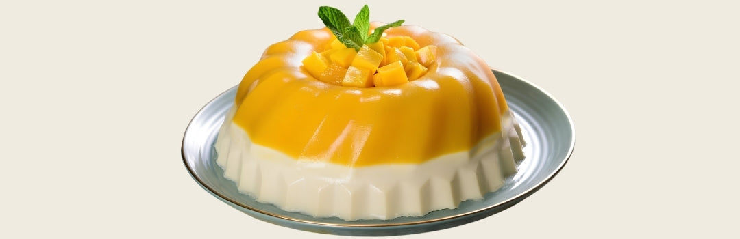 Gelatina con una capa de mango arriba y una capa de queso por debajo en un plato todo sobre un fondo crema. 