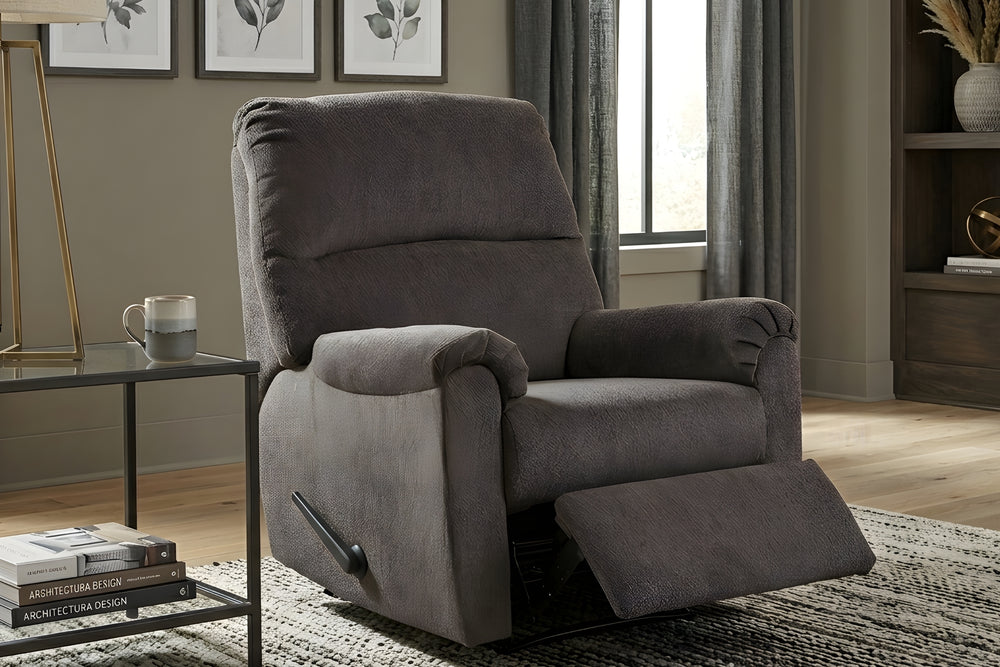 Butaca reclinable de color gris con brazos y reposapiés ajustable en un fondo blanco.  