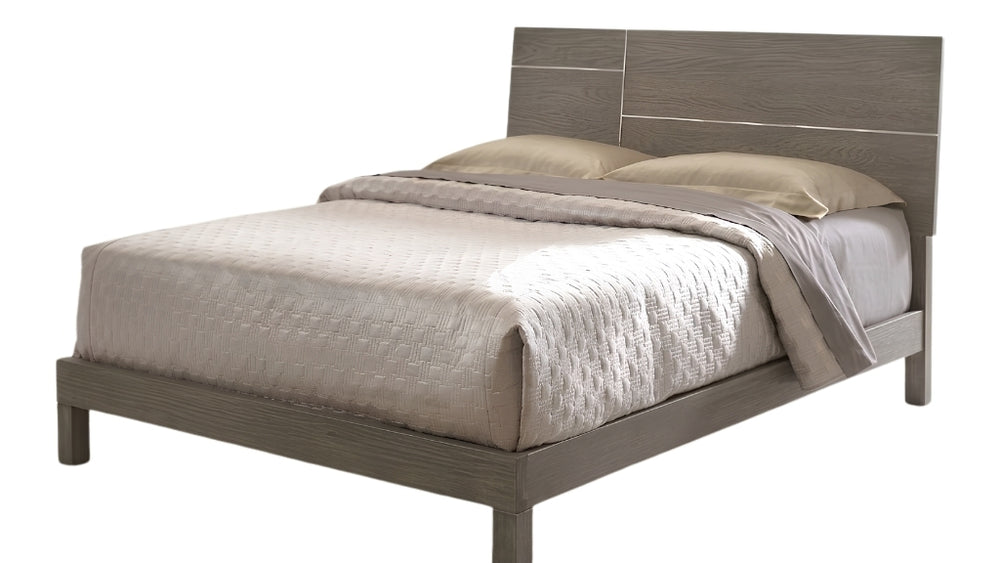 Una cama moderna con cabecero y marco de madera gris con veta, vestida con ropa de cama y almohadas texturizadas de color beige, mostrada sobre un fondo blanco liso.
