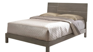 Una cama moderna con cabecero y marco de madera gris con veta, vestida con ropa de cama y almohadas texturizadas de color beige, mostrada sobre un fondo blanco liso.