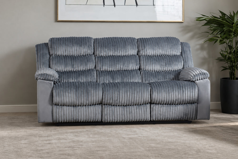 Sofá con brazos, respaldar y asiento diseñado con líneas verticales en una sala moderna. 