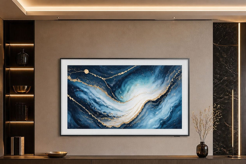 Un televisor o monitor de pantalla plana grande con un marco negro delgado y un bisel blanco, que muestra un patrón abstracto pintado en azul y blanco. La pantalla se muestra sobre un fondo blanco liso.