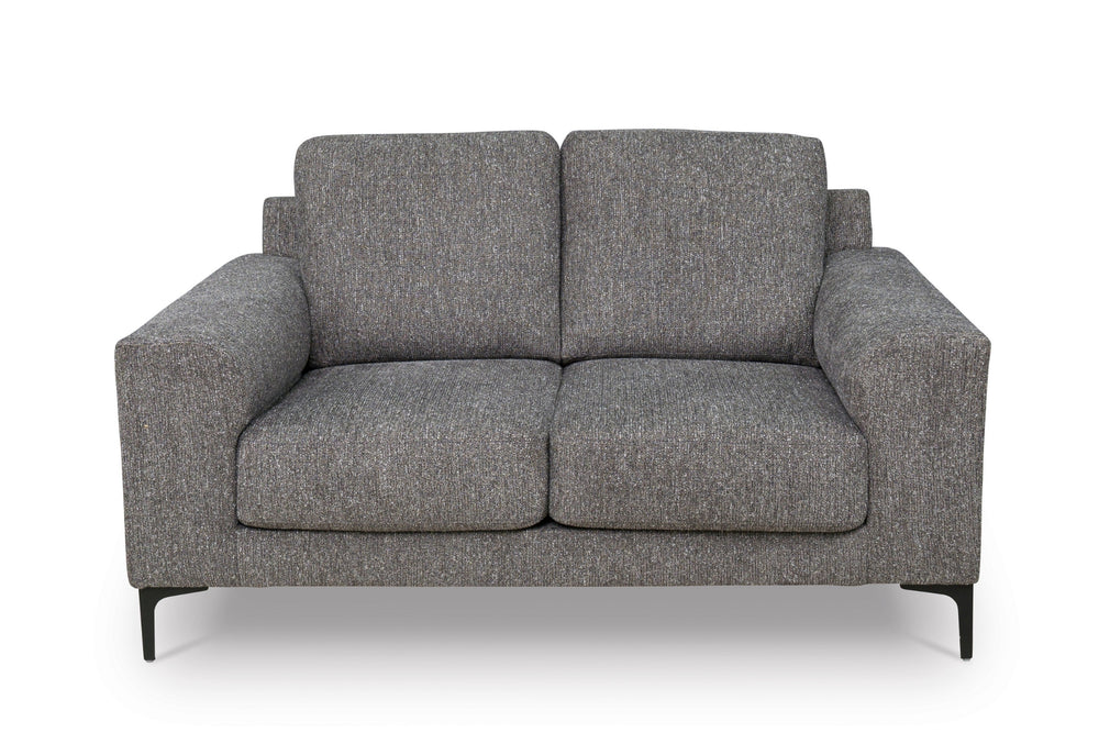 Loveseat de color gris con patas acabadas en negro sobre un fondo blanco. 