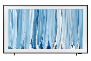 Un televisor o monitor de pantalla plana grande con un marco negro delgado y un bisel blanco, que muestra un patrón abstracto pintado en azul y blanco. La pantalla se muestra sobre un fondo blanco liso.