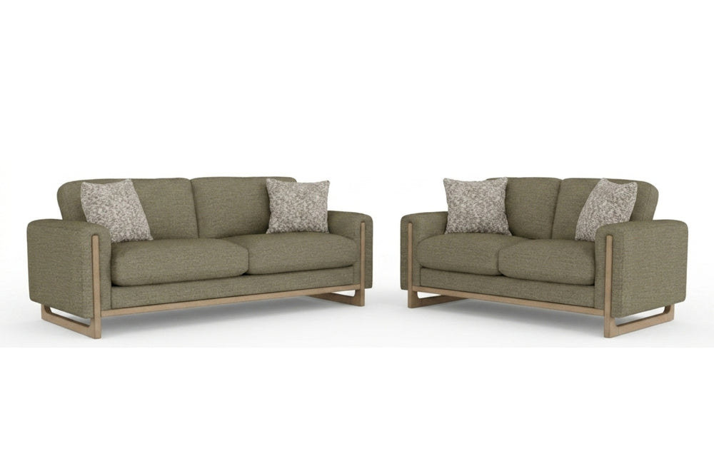 Juego de sala contemporáneo con sofá y loveseat tapizados en tela verde oliva, cojines decorativos texturizados y estructura con detalles de madera clara, presentado sobre fondo blanco.