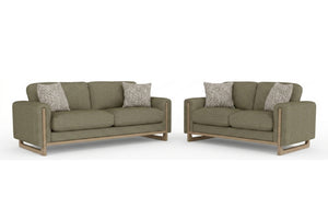 Juego de sala contemporáneo con sofá y loveseat tapizados en tela verde oliva, cojines decorativos texturizados y estructura con detalles de madera clara, presentado sobre fondo blanco.