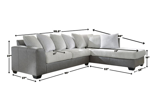 Sofá seccional en forma de L con tapizado gris claro, cojines decorativos a juego y chaise longue en el lado derecho. La imagen incluye medidas detalladas del mueble, como ancho total, profundidad, altura y dimensiones de los asientos, sobre fondo neutro.