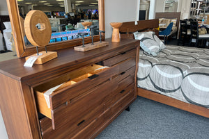 Carpentry Cama Full & Gavetero con Espejo