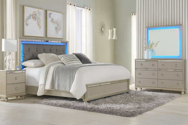 Dormitorio cuidadosamente organizado con cama, mesitas de noche, gavetero con espejo.