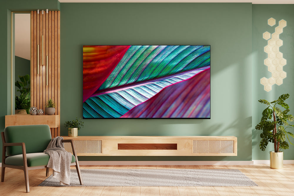 Televisor LG UHD con tecnología AI ThinQ sobre fondo blanco. 