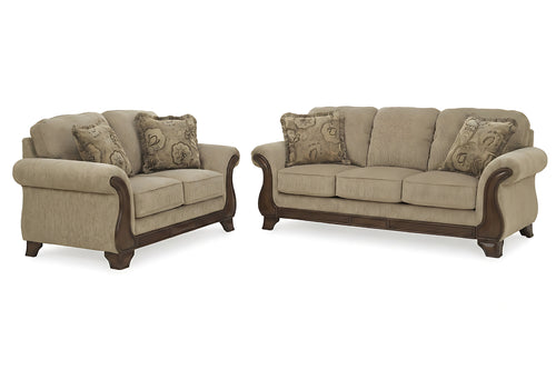 Conjunto de loveseat y sofás marrones con cojines decorativos sobre fondo blanco.