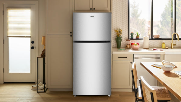 19.3' Nevera con Congelador Superior con Refrigeración de Cobertura Total