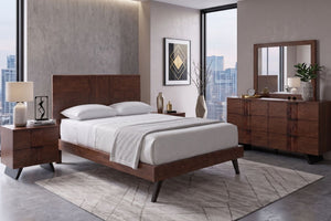 Un juego de dormitorio moderno con estructura de madera marrón oscura, cabecera, mesa de noche y gavetero con espejo, con ropa de cama blanca ante una pared gris.
